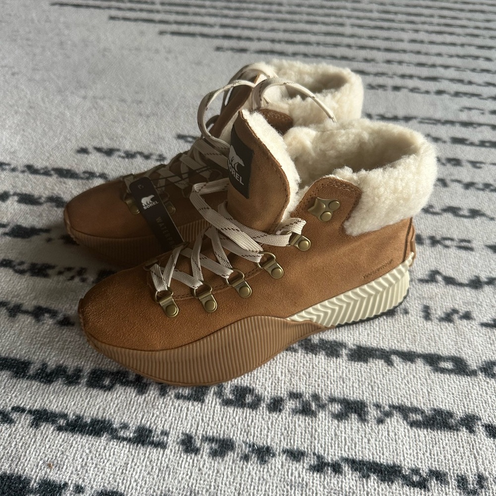 Women’s size 7.5 Sorel out n about conquest III boots